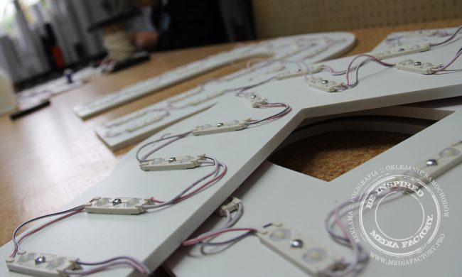 Litery przestrzenne swiecace POL-BRUK aluminium PCV diody kaseton 10