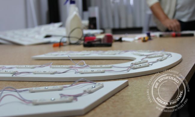 Litery przestrzenne swiecace POL-BRUK aluminium PCV diody kaseton 14