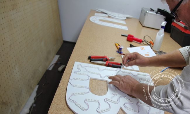 Litery przestrzenne swiecace POL-BRUK aluminium PCV diody kaseton 16