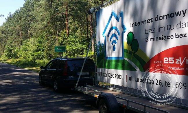 przyczepa reklamowa Miedzyrzec Podlaski baner naglosnienie samochod z kierowca 2