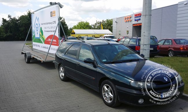przyczepa reklamowa Miedzyrzec Podlaski baner naglosnienie samochod z kierowca 3