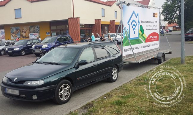 przyczepa reklamowa Miedzyrzec Podlaski baner naglosnienie samochod z kierowca4