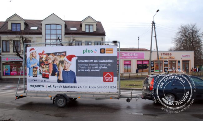 przyczepa reklamowa Wegrow baner naglosnienie samochod z kierowca 1