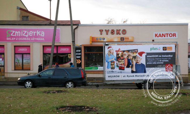 przyczepa reklamowa Wegrow baner naglosnienie samochod z kierowca 2