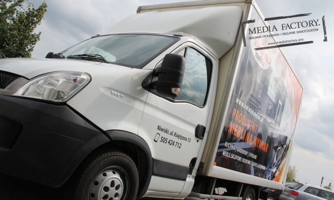 KWIATEK MEBLE – IVECO dostawczy skrzynia oklejenie folia polimerowa z laminatem wycinanka 1