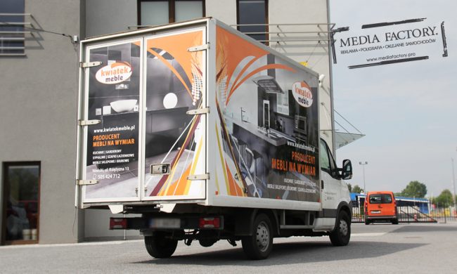 KWIATEK MEBLE – IVECO dostawczy skrzynia oklejenie folia polimerowa z laminatem wycinanka 1