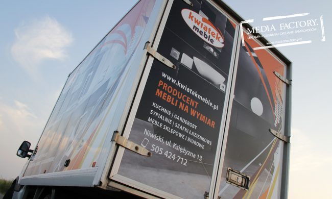 KWIATEK MEBLE – IVECO dostawczy skrzynia oklejenie folia polimerowa z laminatem wycinanka 1