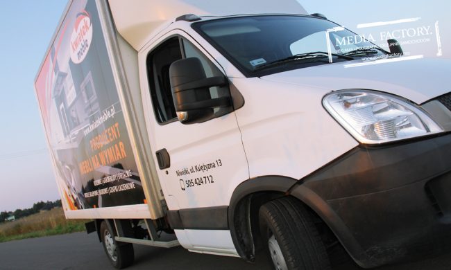 KWIATEK MEBLE – IVECO dostawczy skrzynia oklejenie folia polimerowa z laminatem wycinanka 1