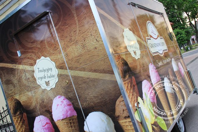 Gruszykowe Lody – Przyczepa gastronomiczna folia polimerowa laminowana projekt oklejanie aut